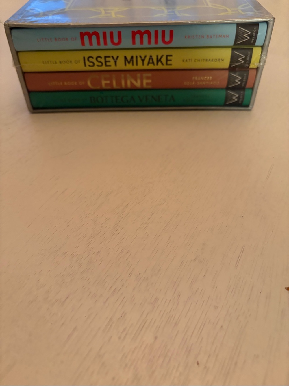 The Cult Collection Little Guides to Style Box Set - Silver & Neon Yellow - Picture 3 of 4